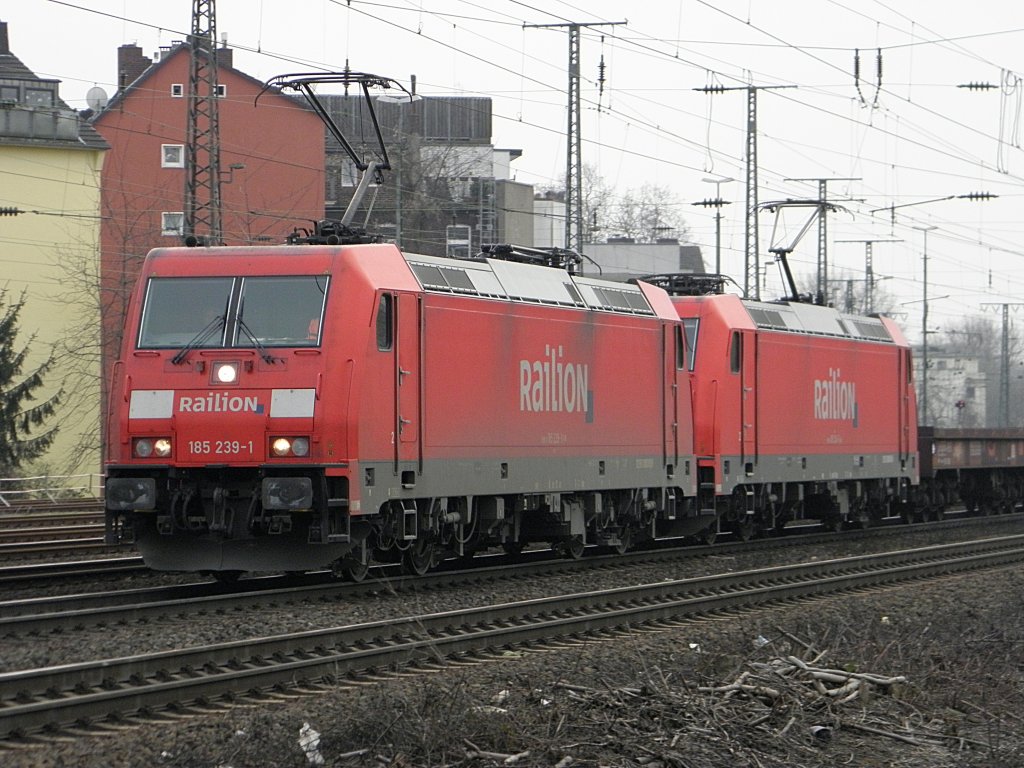Railion 185 239-1 und 185 ***-* durch K�ln West am 19.2.2011. Gru� an den Tf
