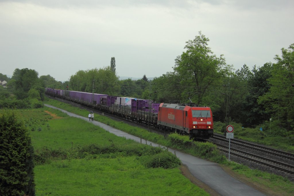 Railion 185 239-1 mit einem Riesenrad-Transport in Erpel am 18.5.2012. Zugnummer war GB 49580 