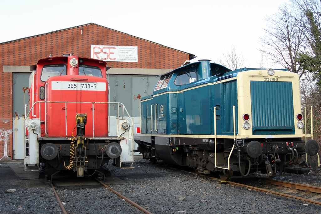 RSE 365 733-5 neben Aggerbahn 212 376-8  in Beuel am 20.2.2012