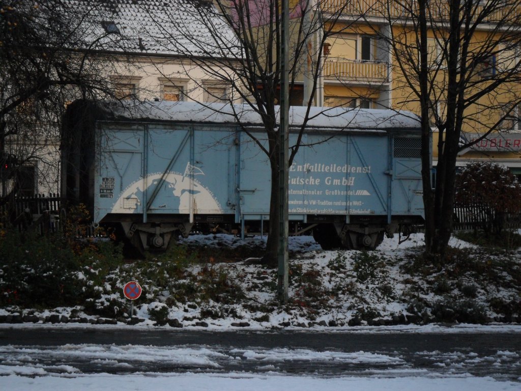 RSE G-Wagen mit Werbung vom VW-Entfalldienst Beuel auf dem RSE Gleis am 26.11.10 in Beuel