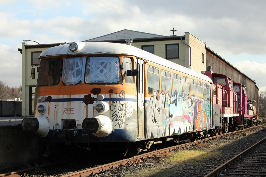 RSE MAN-Schienenbus VT6 mit ex. DB 365 109 und RSE 364 CL-428 abgestellt in Beuel am 20.2.2012