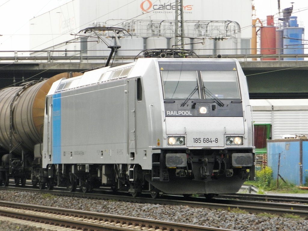 RTB 185 684-8 mit einem Kesselzug in Neuwied am 30.4.2011