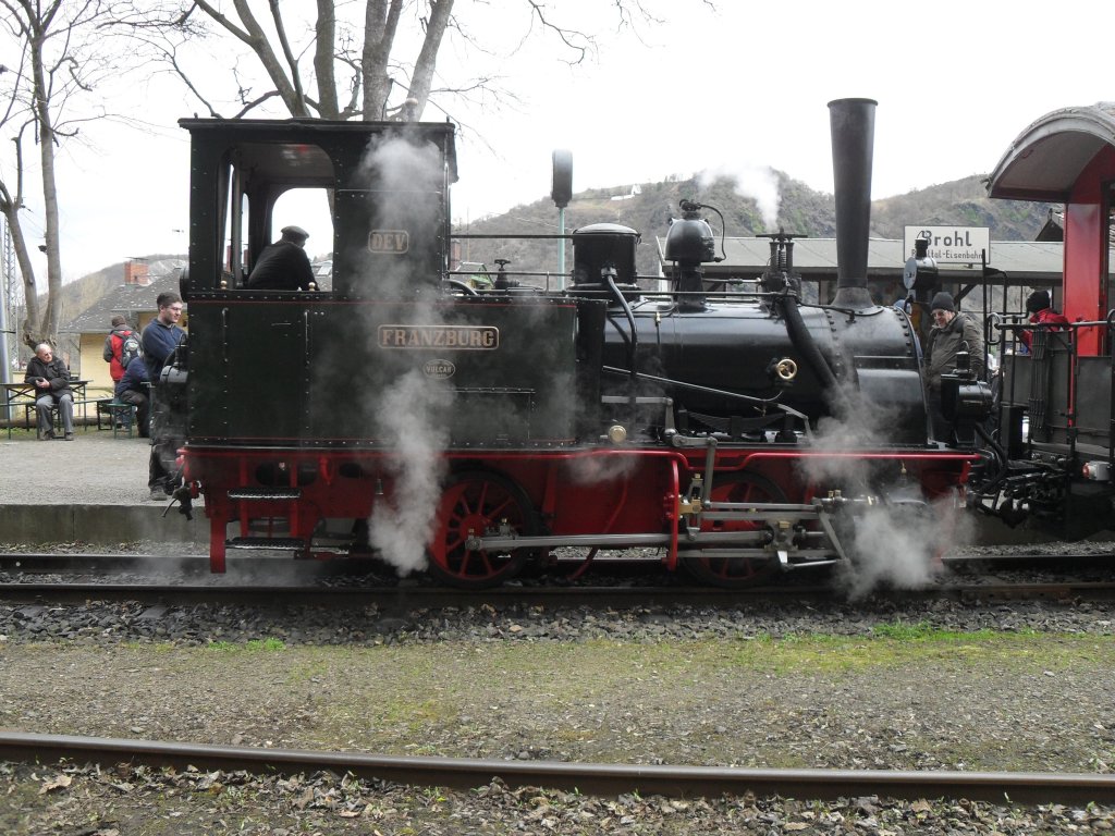 Seitenansicht der Lok  Franzburg  die am 4.4.10 im Bahnhof Brohl der Brohltalbahn auf Fahrg�ste wartete.
