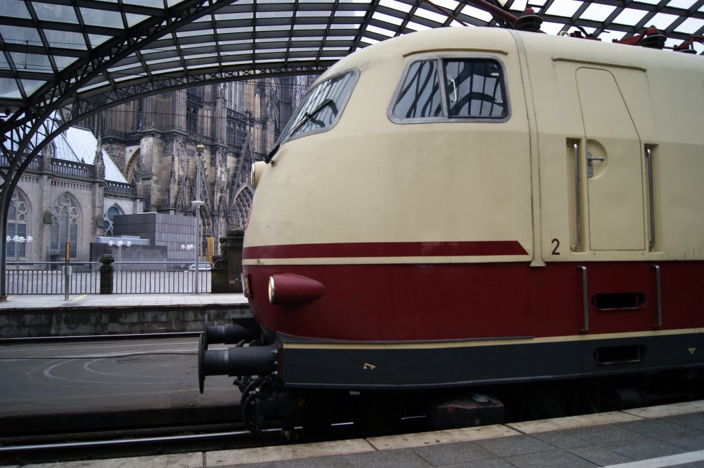 So sch�n ist nur eine Front und zwar die von einer 103. 
103 184-8 stand am 7.1.2011 in K�ln-Hbf mit dem IC nach Flensburg.
