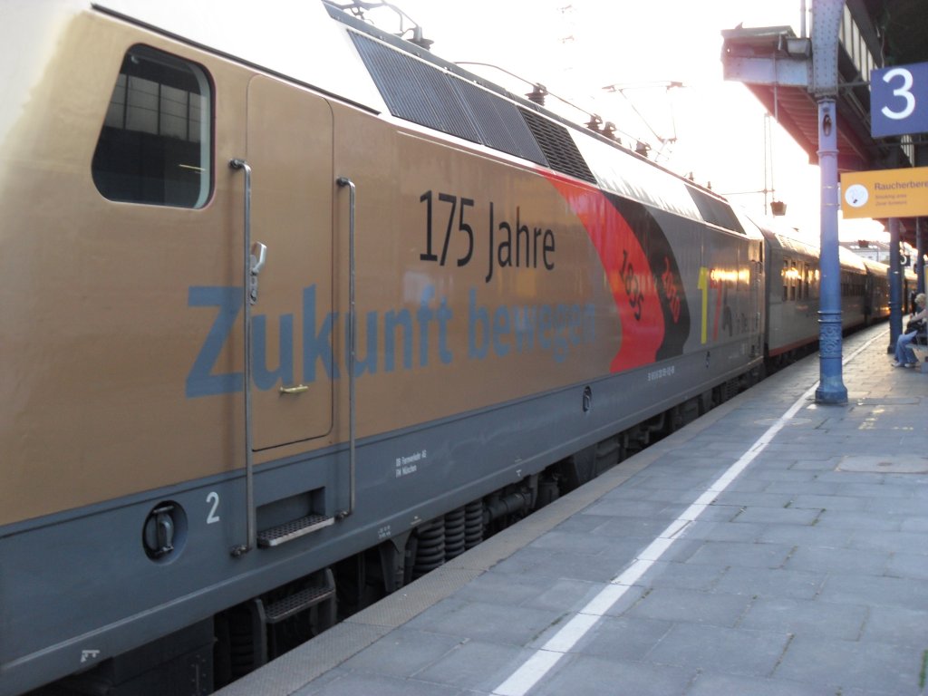 Teil 1 der seitlichen Werbung von der 120 im Bonner Hbf am 5.6.10