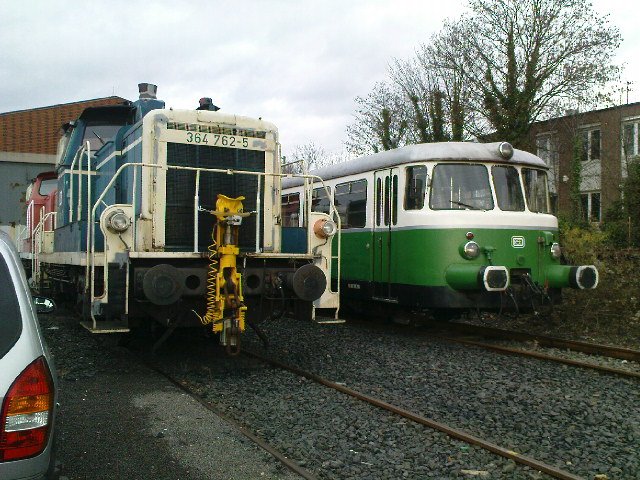 VT 23 und Br 364 stehen zusammen vor dem BW der RSE in Beuel
