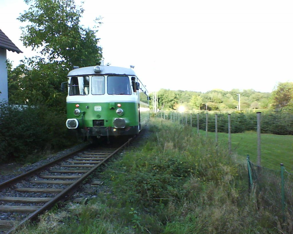 VT 23 verlie� vor k�rze die Mittelstation P�tzchen und f�hrt nun weiter nach Hangelar.