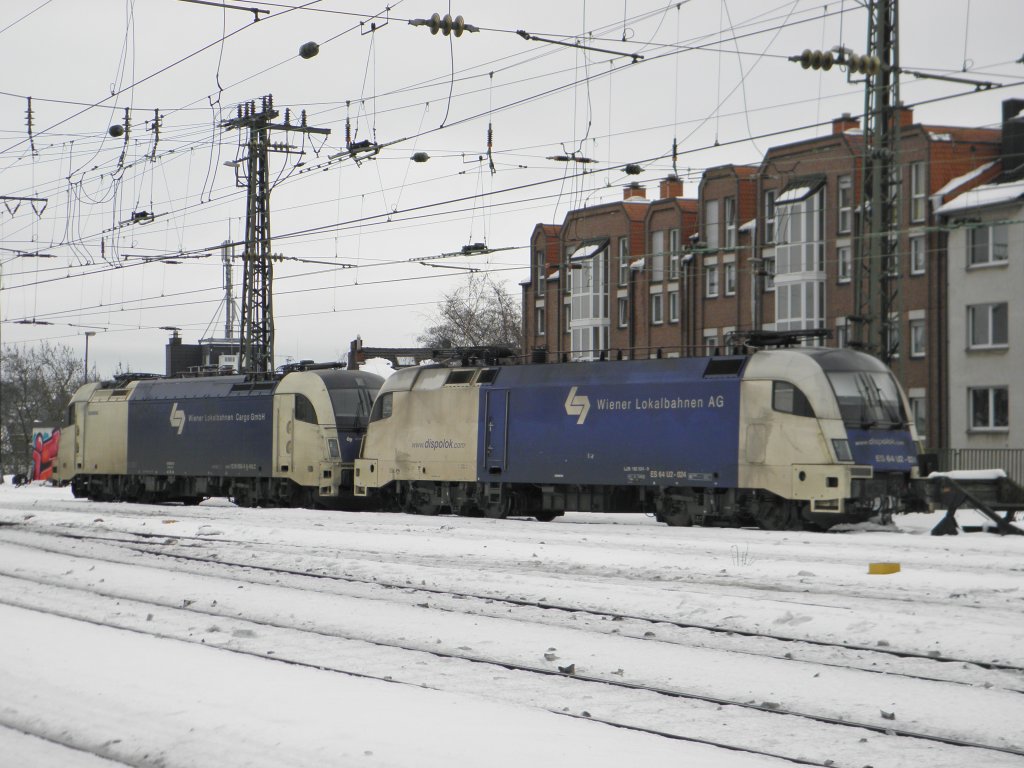 WLC ES 64 U2 024 (BR 182) und 1216 950-6 abgestellt in Aachen Hbf am 29.12.10
