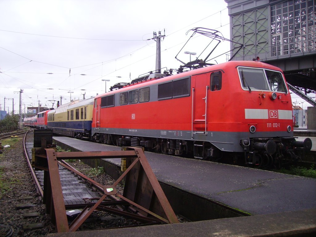 Zwei mal Br 111 im K�lner Hbf zum Jubil�um 150 Jahre K�lner Hbf am 5.12.09