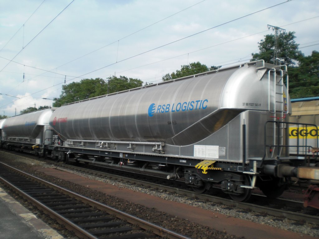 Zwei sch�ne neue Kesselwagen in K�ln-West.