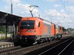 Br 1216 (Br 183) von der Firma RTS schleppt eine MaK G2000 ab in Beuel am 13.7.10