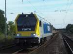 voith Maxima 40CC in bonn-Beuel vor einem Schienenzug.