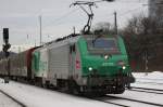 437015 bei der Durchfahrt mit einem gemischten G�terzug in K�ln-West am 28.12.2010.