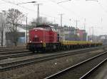 V100 Lok 20 f�hrt mit ein paar G�terwagen durch K�ln West am 20.2.2011