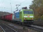 152 005-5 mit einem gemischten G�terzug in K�ln-West am 6.11.2010.