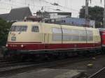 103 235-8 am 30.7.10 mit IC1806 nach Hamburg-Altona im K�lner Hbf.