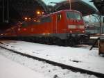 111 114 mit einem Personenzug in K�ln-Hbf am 23.12.2010.