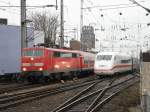 DB 111 156 und ICE 2 (402) bei einer parralel einfahrt in den K�lner Hbf am 22.1.11