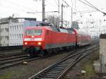 DB 120 208-4 mit dem rsx nach Siegen im K�lner Hbf am 22.1.11