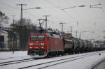 152 075-8 bei der Durchfahrt mit einem Kesselwagenzug in K�ln-West am 28.12.2010.