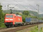 DB 152 043-6 mit dem LKW Walter in Limperich am 16.6.2011