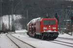 185 390-2 mit einem Schadwagenzug bei der Durchfahrt in K�ln-West am 28.12.2010.