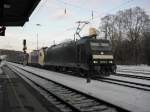 185 572-5 mit ES 64 U2 024 in K�ln West am 30.12.10