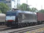 Br.185 544-4 von Der MRCEdispolok vor einem Containerzug in K�ln-West.