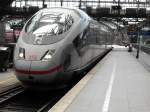 Ein ICE 3 aber nicht irgendeiner sondern der mit Fu�b�llen drauf im K�lner Hbf am 4.6.10