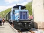Henschel V1 der Hespertalbahn mit einem Pendelzug in Bochum Dahlhausen am 16.4.2011