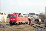 DB 110 210-2 wird von der K�f 6782/323 852-4 auf die Drehscheibe gezogen. Im Hintergrund steht die K� 0278/311 278-6 in Koblenz-L�tzel am 25.2.2012