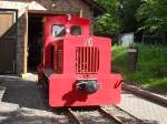 Am 13.6.10 steht V6,eine kleine Diesellok des Br�ltalbahn-Museum´s in Asbach,auf den Gleisen vor dem Lokschuppen.