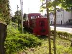 Eine Diesellok vom Restaurant  Zur Glocke  die mit der Br�ltalbahn zusammen hierhin bef�rdert wurde steht als Denkmal in Hangelar