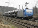 HGK 185 521-2 mit einem Ford Autuzug in K�ln West am 12.2.2011
